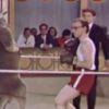 Woody Allen dans un combat de boxe avec un kangourou. Document datant des années 60.