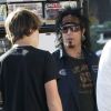Nikki Sixx a des problèmes avec sa Chevrolet le 17 novembre 2011 à Los Angeles