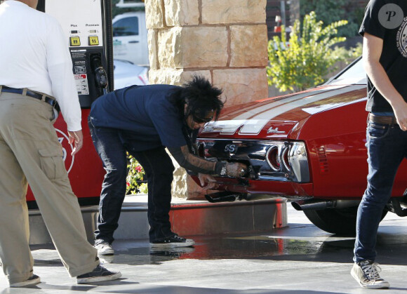 Nikki Sixx a des problèmes avec sa Chevrolet le 17 novembre 2011 à Los Angeles