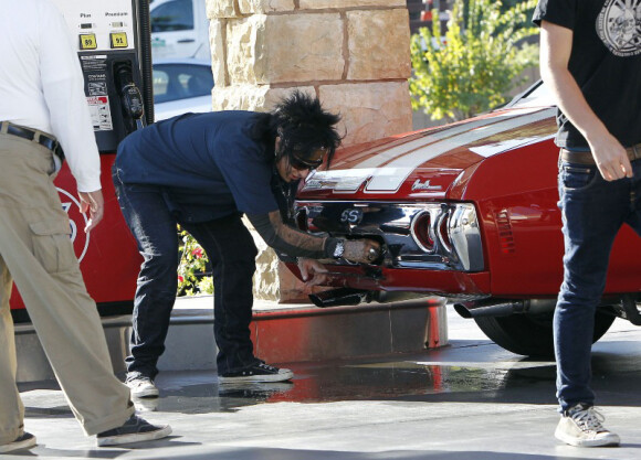 Nikki Sixx a des problèmes avec sa Chevrolet le 17 novembre 2011 à Los Angeles