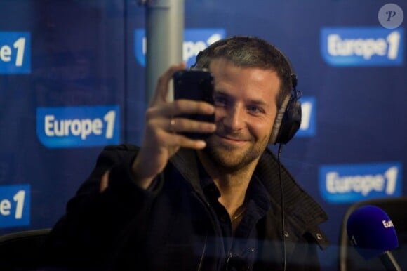 Bradley Cooper et son beau sourire au micro de Nikos sur Europe 1 dans la matinée du 30 novembre 2011.