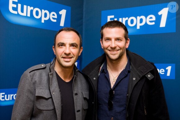 Bradley Cooper et Nikos sur Europe 1 dans la matinée du 30 novembre 2011.