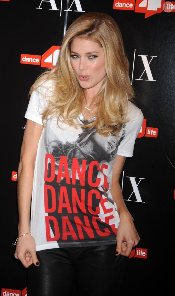 Doutzen Kroes exhibe son t-shirt DANCE ! DANCE ! DANCE ! à New York, le 30 novembre 2011.