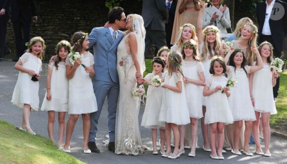 Kate Moss, son mari Jamie Hince et leurs demoiselles d'honneur lors du mariage du top model à Londres, le 1er juillet 2011.