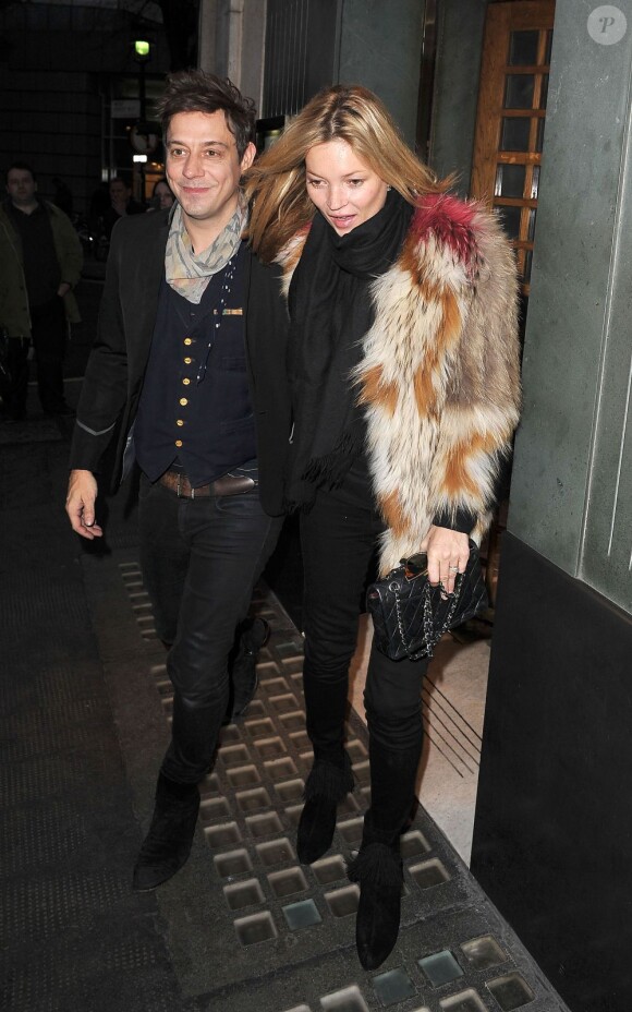 Kate Moss dans les rues de Londres avec son amoureux Jamie Hince le 1er décembre 2011