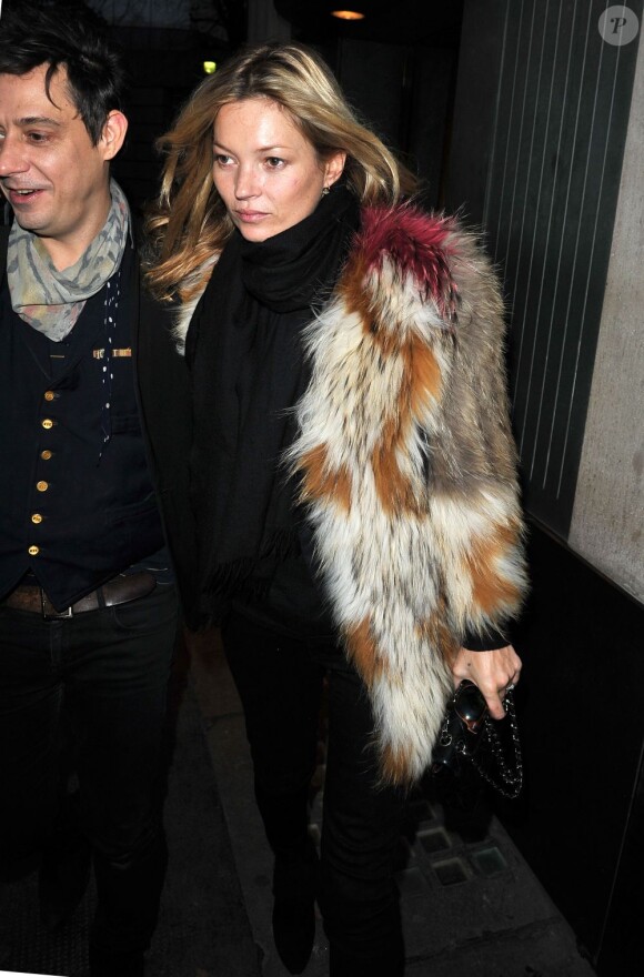 Kate Moss dans les rues de Londres avec son amoureux Jamie Hince le 1er décembre 2011