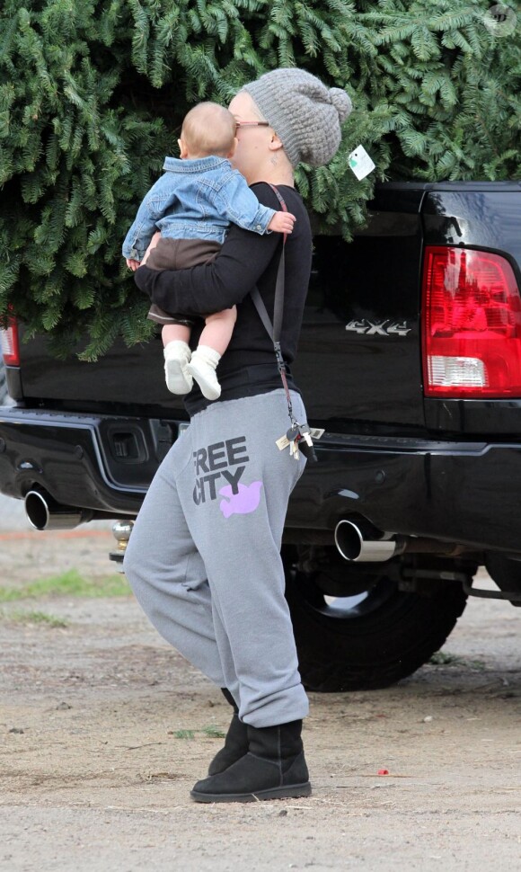 Pink, son mari Carey Hart et leur fille Willow achètent un sapin de Noël à Los Angeles le 2 décembre 2011