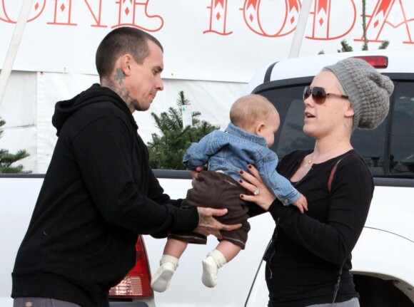 Pink, son mari Carey Hart et leur fille Willow achètent un sapin de Noël à Los Angeles le 2 décembre 2011
