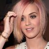 Katy Perry arbore sa nouvelle coupe de cheveux roses à la soirée Change Begins Within Benefit à Los Angeles le 3 décembre 2011
