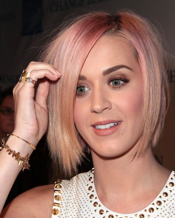 Katy Perry arbore sa nouvelle coupe de cheveux roses à la soirée Change Begins Within Benefit à Los Angeles le 3 décembre 2011
