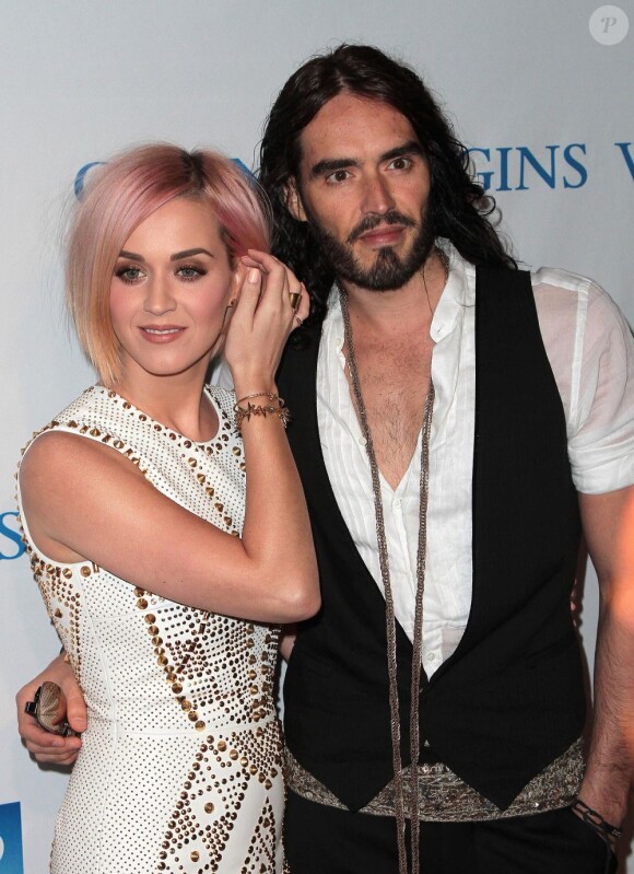 Katy Perry très amoureuse de son mari Russell Brand à la soirée Change Begins Within Benefit à Los Angeles le 3 décembre 2011