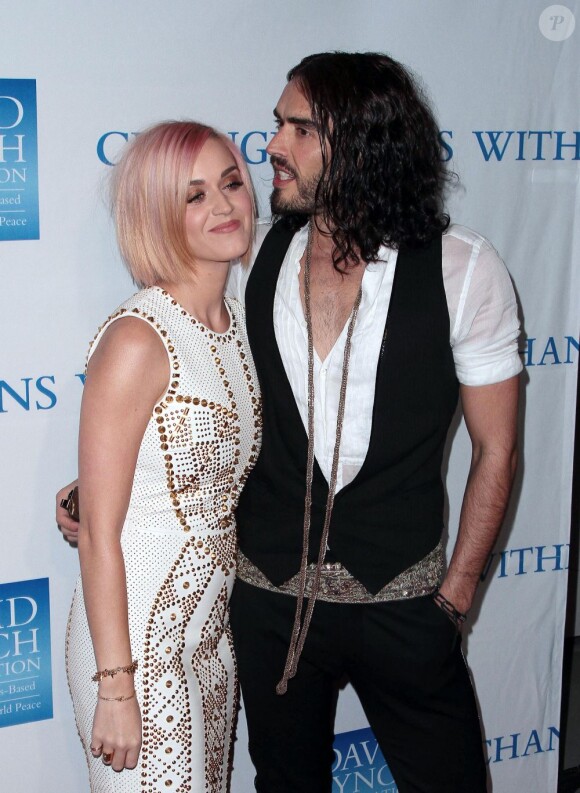 Très tendres, Katy Perry et son mari Russell Brand à la soirée Change Begins Within Benefit à Los Angeles le 3 décembre 2011