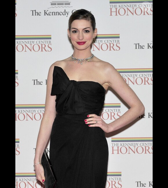 Anne Hathaway lors du gala pour les personnalités honorées du Kennedy Center à Washington le 3 décembre 2011 : elle arbore une bien jolie bague de fiançailles