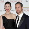 Anne Hathaway et son fiancé Adam Shulman lors du gala pour les personnalités honorées du Kennedy Center à Washington le 3 décembre 2011