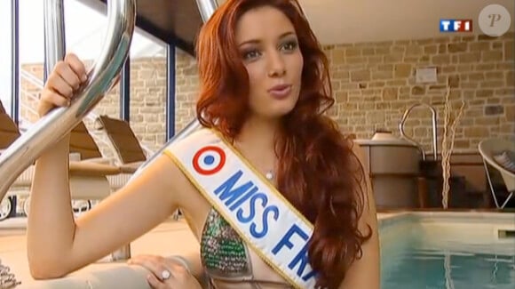 Delphine Wespiser, Miss France 2012 : une vraie bombe qui enchaîne déjà les shootings dans le reportage qui lui est accordé dans le JT de 20 Heures de TF1, présenté par Claire Chazal
