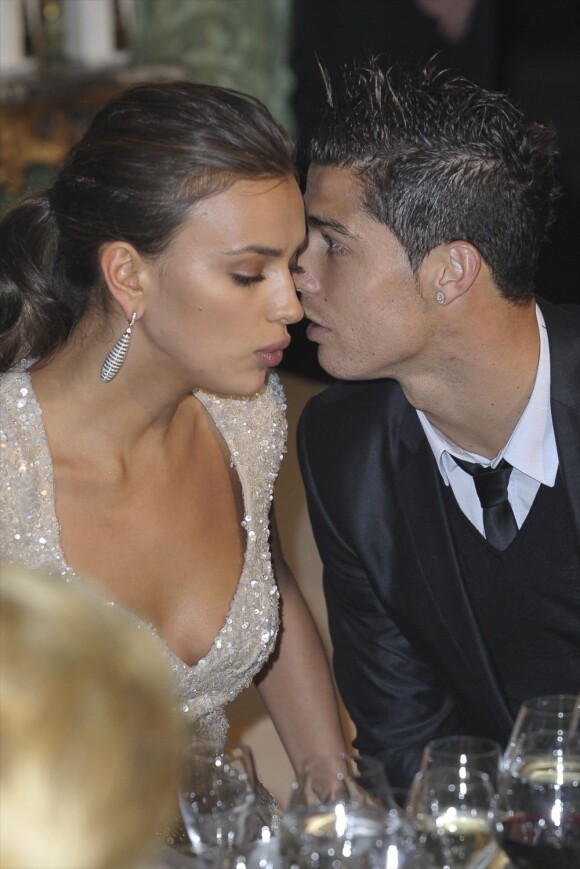 Cristiano Ronaldo et sa chérie Irina Shayk très complices lors du Prix de la Mode, organisé par Marie-Claire à l'ambassade française de Madrid, le 17 novembre 2011