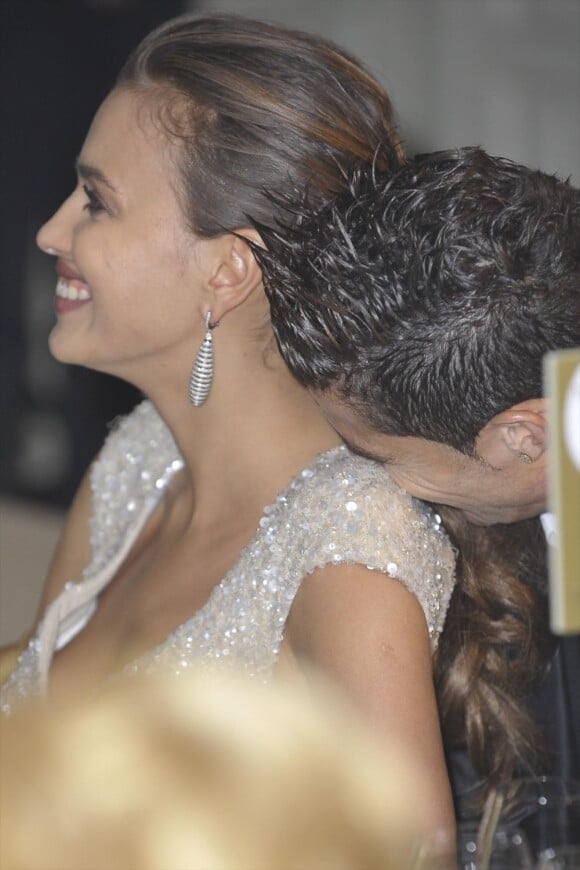 Cristiano Ronaldo très tendre avec sa chérie Irina Shayk lors du Prix de la Mode, organisé par Marie-Claire à l'ambassade française de Madrid, le 17 novembre 2011