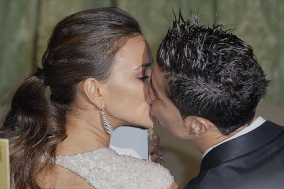 Cristiano Ronaldo et sa chérie Irina Shayk s'embrassent lors du Prix de la Mode, organisé par Marie-Claire à l'ambassade française de Madrid, le 17 novembre 2011