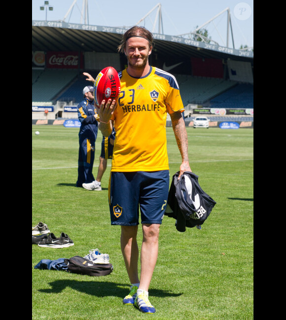 David Beckham découvre que le ballon du football australien est ovale le 5 décembre 2011 à Melbourne