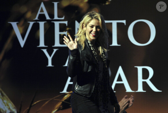 Shakira assiste au lancement en librairies du livre de son papa William Mebarak, dont elle a écrit la préface et qu'elle a édité, le lundi 5 décembre, à Bogota en Colombie.