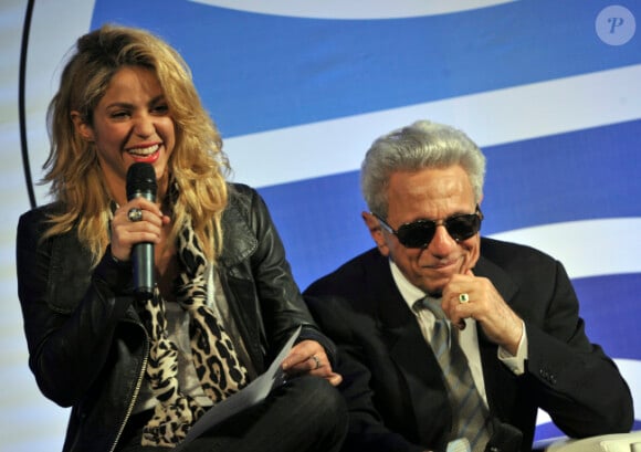 Shakira soutient son papa William Mebarak qui publie son premier livre, dont elle a écrit la préface et qu'elle a édité, le lundi 5 décembre, à Bogota en Colombie.