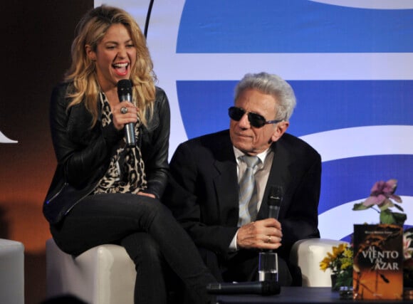 Shakira en compagnie de son papa William Mebarak, le lundi 5 décembre, à Bogota en Colombie.