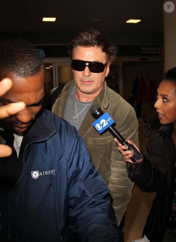 Alec Baldwin à son arrivée à l'aéroport de New York, le 6 décembre 2011.