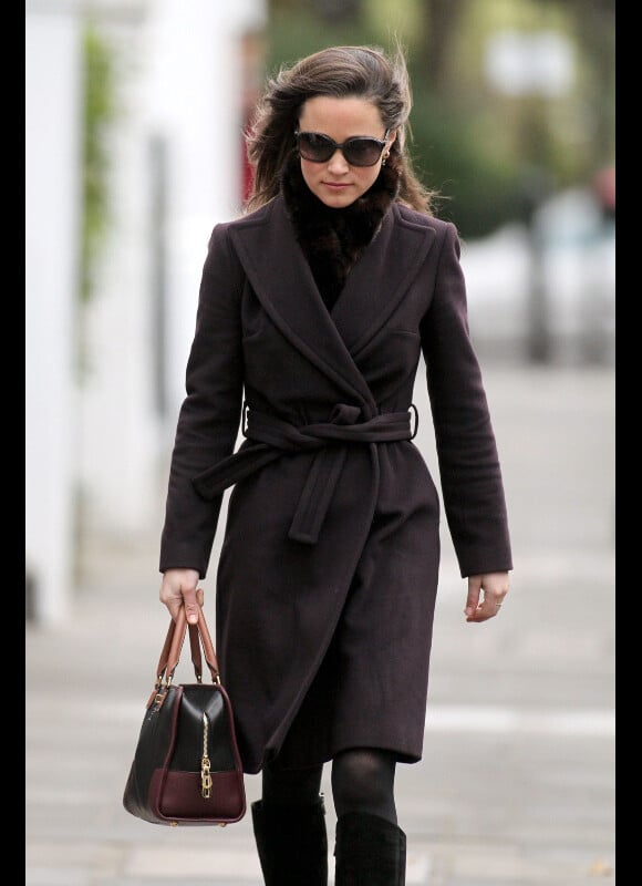 Cachée derrière ses lunettes de soleil, Pippa Middleton se rend à son bureau à Londres, le 8 novembre 2011.
