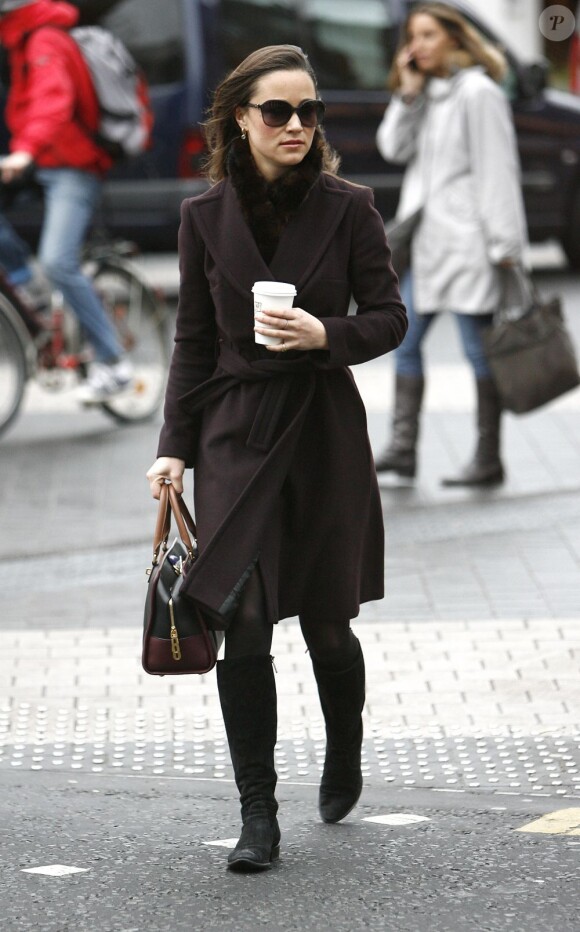 Pippa Middleton, café à la main, se rend à son bureau à Londres, le 8 novembre 2011.