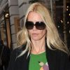 Le top model Claudia Schiffer, lookée en cachemire pour une virée shopping à Londres. 5 décembre 2011.