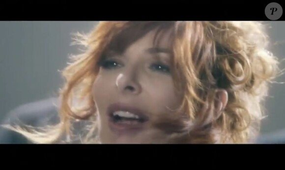 Image extraite du clip Du temps, réalisé par Laurent Boutonnat pour Mylène Farmer, décembre 2011.