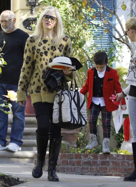 Gwen Stefani sort de chez sa maman avec ses enfants Kingston et Zuma, à Los Feliz, le samedi 10 décembre 2011.