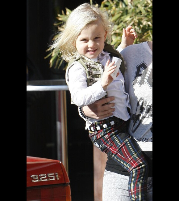 Zuma, fils de Gwen Stefani, sort de chez sa grand-mère, le samedi 10 décembre à Los Angeles.