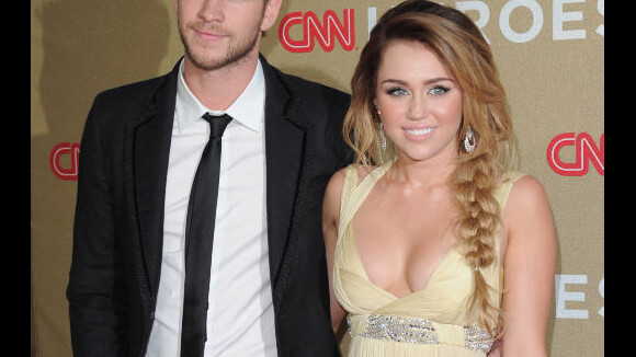 Miley Cyrus, sublime, dévoile un décolleté affriolant au bras de son amoureux