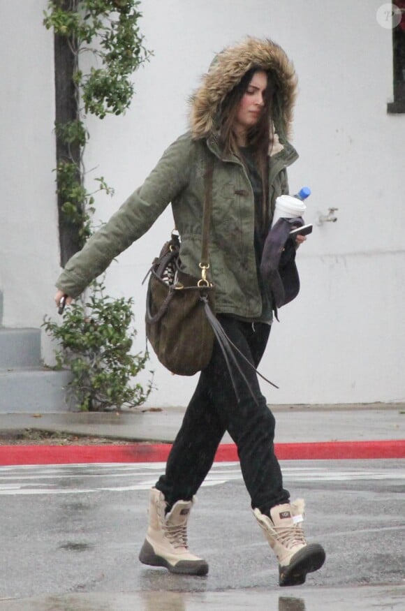 Megan Fox pas contente sous la pluie à Los Angeles le 12 décembre 2011