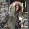 Pour protéger son brushing, Megan Fox se cache de la pluie à Los Angeles le 12 décembre 2011