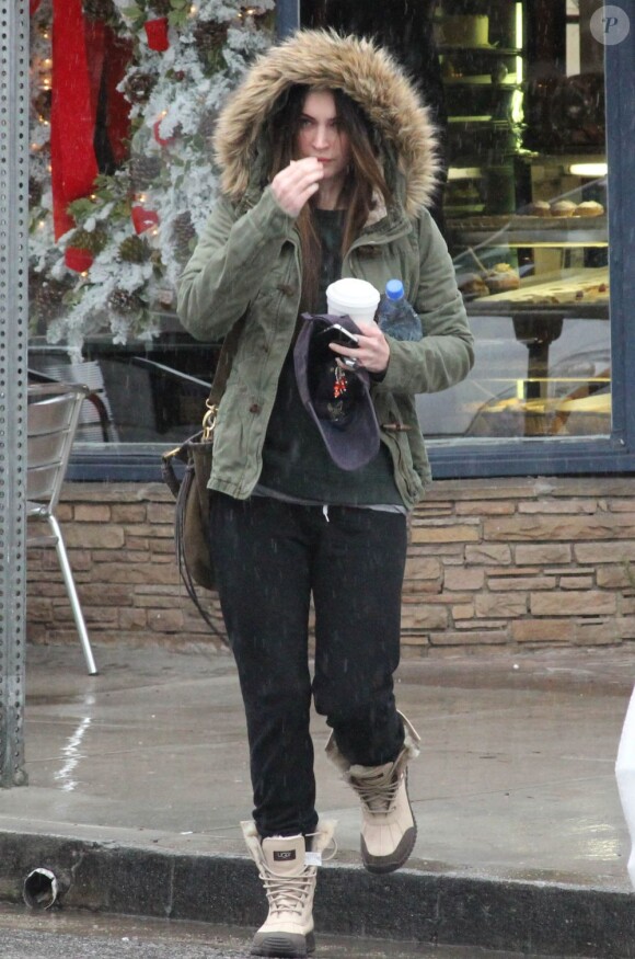 Megan Fox se protège de la pluie à Los Angeles le 12 décembre 2011