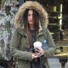 Trempée, Megan Fox se protège de la pluie à Los Angeles le 12 décembre 2011