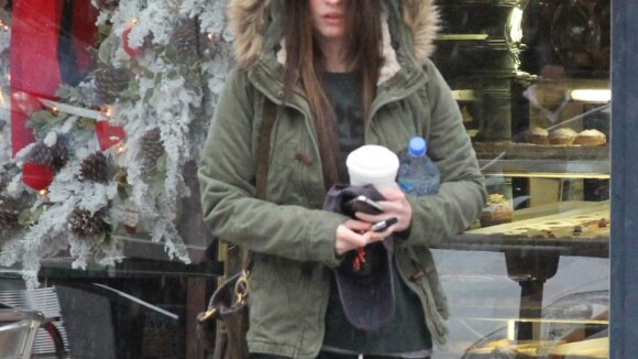 Megan Fox surprise par la pluie en sortant de chez le coiffeur, rien ne va plus