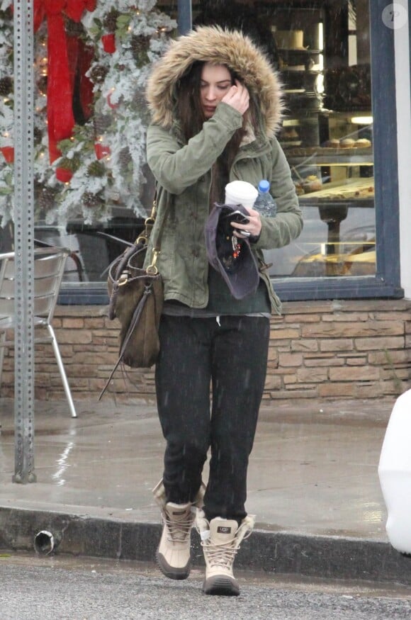 Megan Fox sort de chez le coiffeur et se protège de la pluie à Los Angeles le 12 décembre 2011