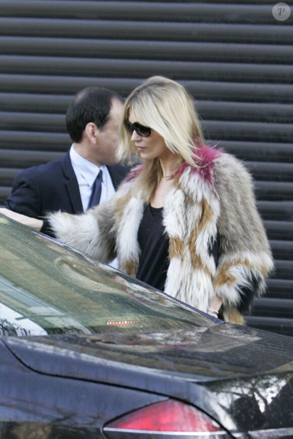 Kate Moss et son manteau de fourrure qu'elle aime tant fait du shopping à Londres le 12 décembre 2011