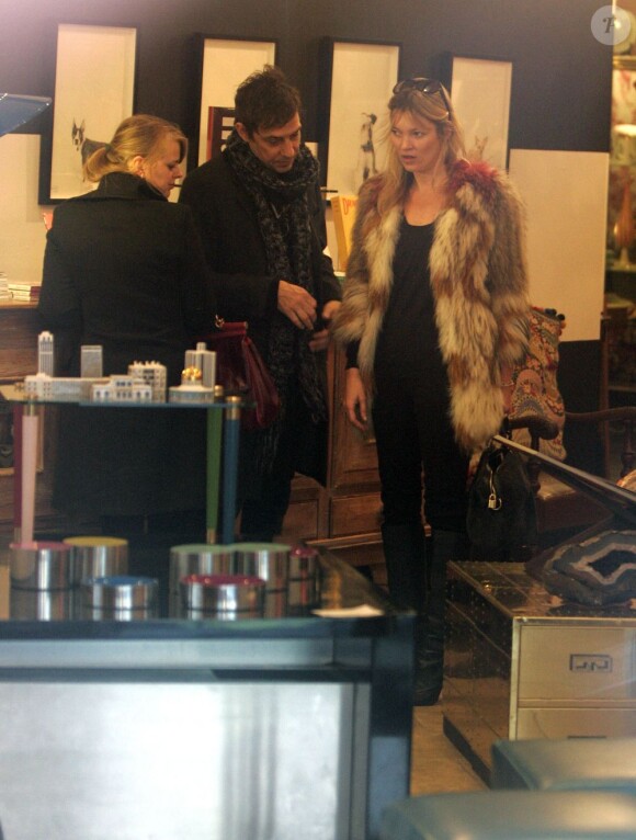 Kate Moss et son mari Jamie Hince dans un magasin de meubles, pour leur nouvelle maison, à Londres le 12 décembre 2011