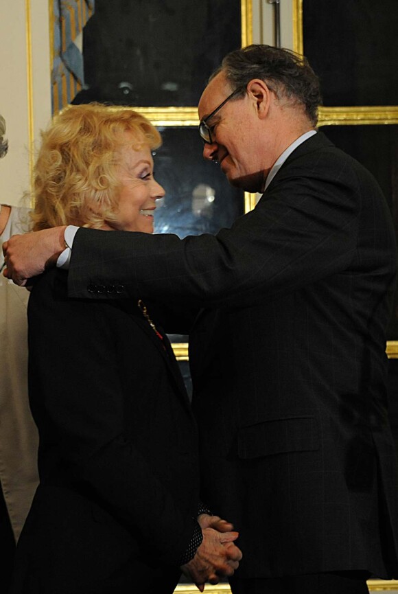 Isabelle Aubret décorée par Frédéric Mitterrand au ministère de la Culture, à Paris, le 14 décembre 2011.