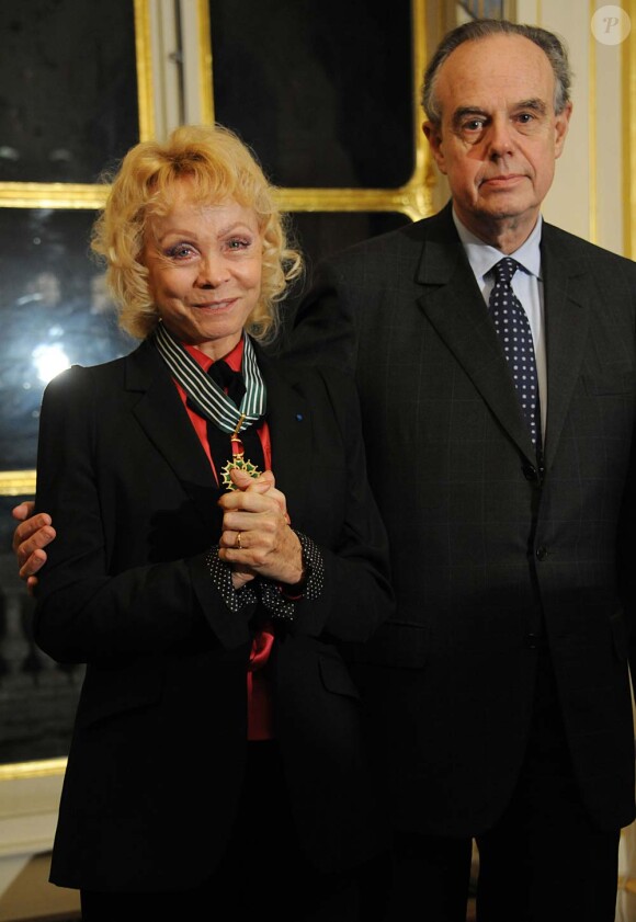 Isabelle Aubret décorée par Frédéric Mitterrand au ministère de la Culture, à Paris, le 14 décembre 2011.