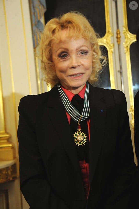 Isabelle Aubret, très émue, au ministère de la Culture, à Paris, le 14 décembre 2011.