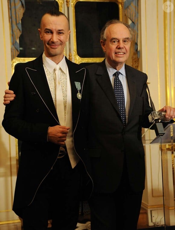 Arturo Brachetti décoré par Frédéric Mitterrand au ministère de la Culture, à Paris, le 14 décembre 2011.