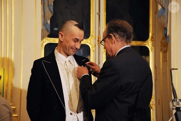 Arturo Brachetti décoré par Frédéric Mitterrand au ministère de la Culture, à Paris, le 14 décembre 2011.