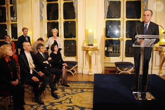 Nagui, Arturo Brachetti, Isabelle Aubret et Tina Arena décorés par Frédéric Mitterrand au ministère de la Culture, à Paris, le 14 décembre 2011.