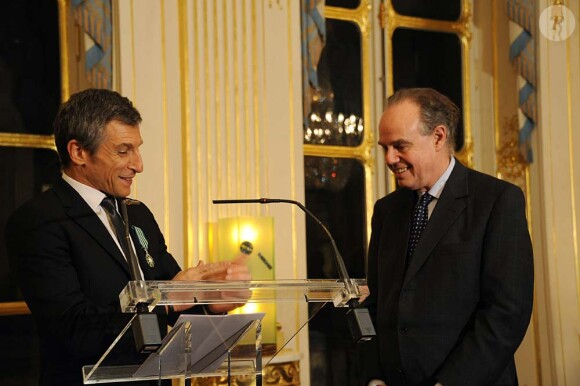 Nagui décoré par Frédéric Mitterrand au ministère de la Culture, à Paris, le 14 décembre 2011.