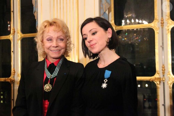 Tina Arena et Isabelle Aubret décorés par Frédéric Mitterrand au ministère de la Culture, à Paris, le 14 décembre 2011.